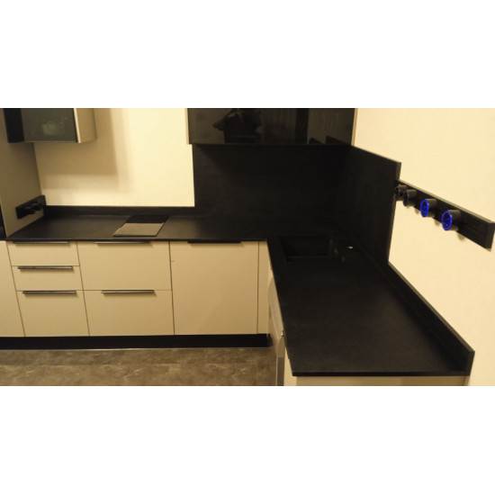 Угловая кухонная столешница Absolute Black WaterJet