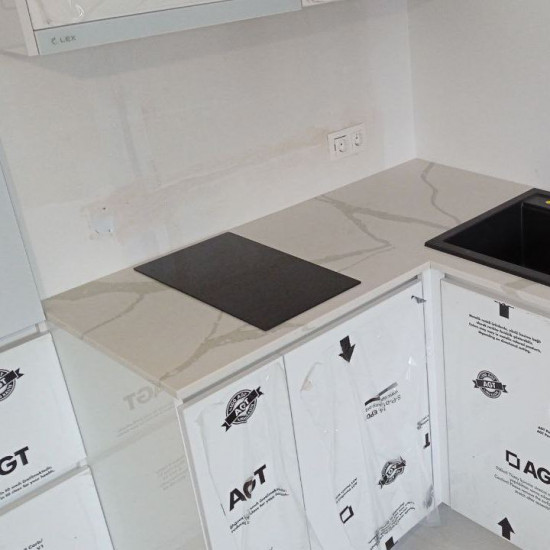 Угловая столешница из агломерата Teltos Calacatta Oro