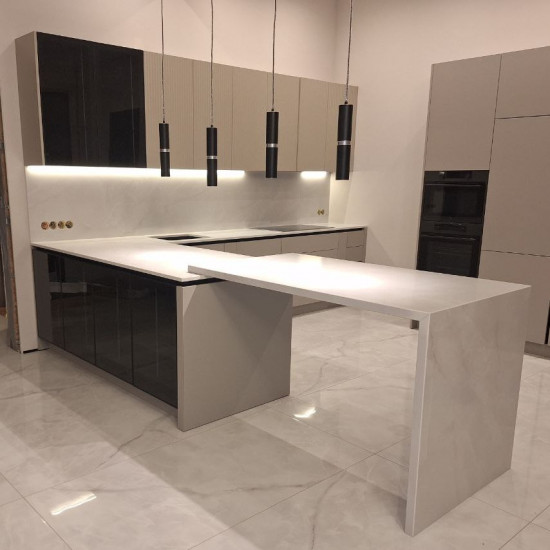 Столешница из кварца Onyx Bianco г-образная 