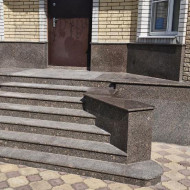 Гранитные крыльца и цоколь из гранита