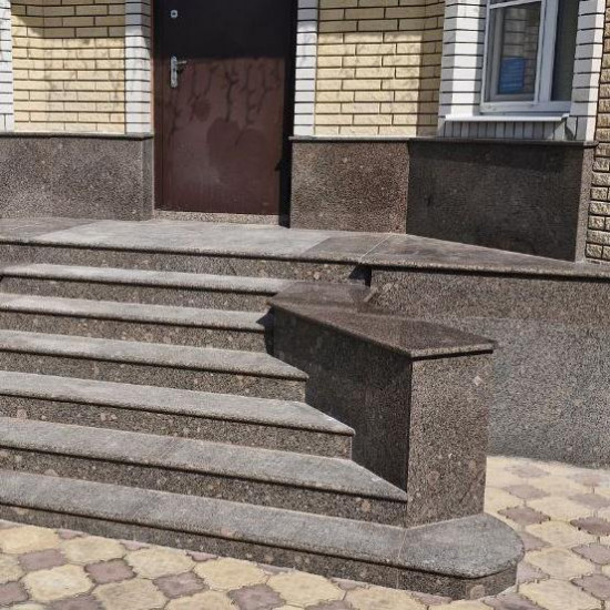 Гранитные крыльца и цоколь из гранита